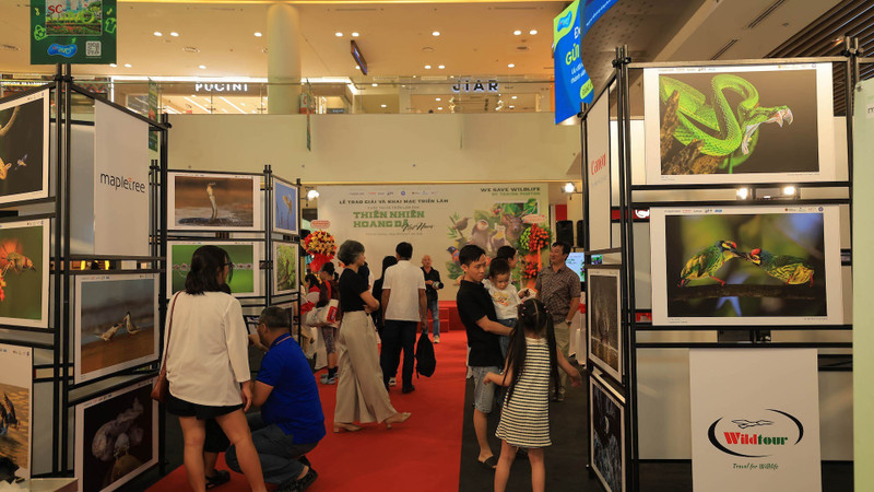 写真展を訪れる来場者たち