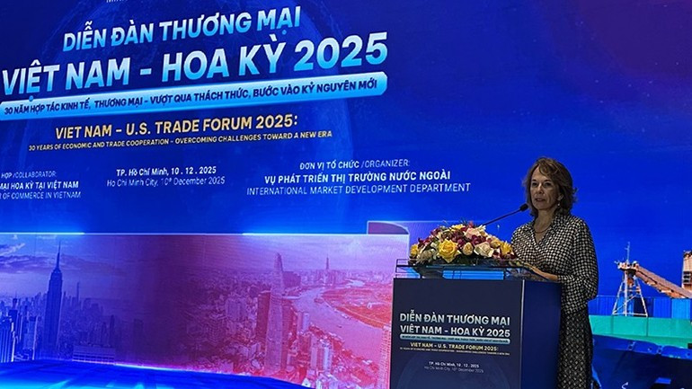 在ベトナム米国商工会議所の代表がフォーラムで発言した。