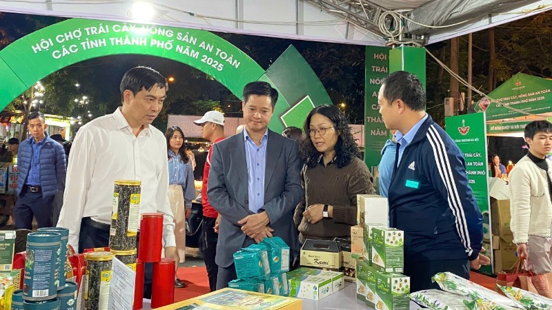 フェアで紹介されている製品を見学する代表者たち