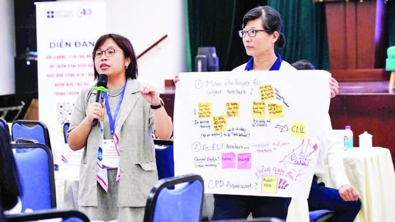 専門家らが「学校における第二言語としての英語教育の効果的な実施に向けた教員の研修と育成」フォーラムで、英語教師に対する研修を実施した。