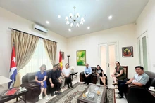 映画製作チームと在ベトナム・キューバ大使館の関係者たち（写真：VTV）