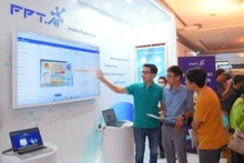 FPTコーポレーションが開発したAIソリューションを体験する顧客たち