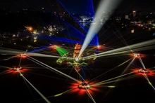 ホアンキエム湖は、2026年を祝うためライトアップされる。