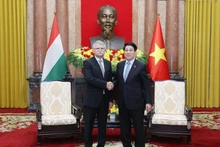 ベトナムのルオン・クオン国家主席（右）とハンガリのクヴェール・ラースロー国会議長が、10月20日にハノイで会談した。（VNA）