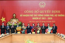 ファム・ミン・チン首相が、2021～2026年任期の新たな副首相および大臣に対し、任命決定書を授与 （写真：チャン・ハイ）