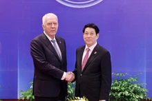 10月25日ハノイにて、ルオン・クオン国家主席（右）は、ロシアのアレクサンダー・グツァン検事総長を迎えた。（写真：VNA）