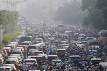 都市部の大気汚染の軽減は、多くの国民の関心を集めている課題である。（写真：キエウ・ミン）