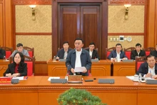 政治局員、党中央委員会書記局常務、第14回党大会組織小委員会委員長のチャン・カム・トゥ氏（中央）が、11月19日の作業会議で発言した。（写真：ザ・ダイ）