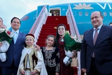 ウアリ・ブーメディアン空港で歓迎を受けるファム・ミン・チン首相と夫人（写真：VGP）