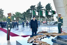 ファム・ミン・チン首相は11月19日、アルジェリアの戦没者慰霊碑で献花した。（写真：タン・ザン）