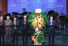 ベトナム各国友好組織連合会（VUFO）のファン・アイン・ソン会長（写真右端）が、ベトナム・アメリカ友好協会の設立記念日に花束を贈り、祝意を表した。（写真：マイン・グエン）