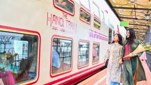 観光客がハノイの新たな観光商品である「ナム・クア・オー（五つの門）」観光列車を体験（写真：バオ・ロン）