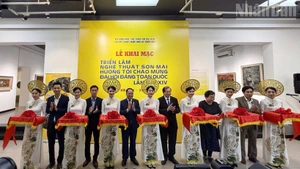 代表者らが展示会の開幕を祝ってテープカットを行った。