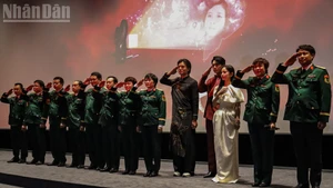 「ベトナム映画—光の旅路」映画週間の閉会式に出席した「Mua Do（赤い雨）」の出演者ら