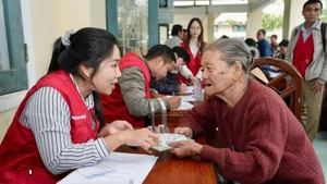 ベトナムのアクションエイド・インターナショナルおよび社会保護支援プログラム財団は、洪水の深刻な被害を受けた貧困世帯に支援物資を配布した。