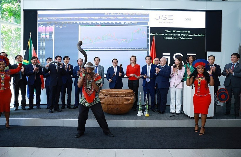 ファム・ミン・チン首相と代表団は、ヨハネスブルグ証券取引所で取引開始の太鼓を打った。（写真：VNA）
