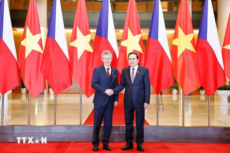 チャン・タイン・マン国会議長（右）は、チェコのミロシュ・ヴィストゥルチル上院議長を歓迎した。（写真：VNA）