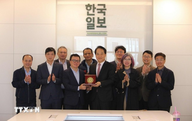 ベトナム記者協会と韓国のハンギョレ新聞の代表者らが記念撮影に臨む。（写真：VNA）