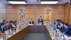 第15期国会第10回会期の一環で11月4日午後、ラムドン省およびゲアン省選出の国会議員がグループ討議を行う様子。（写真：VNA）