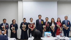 ベトナム駐日大使のファム・クアン・ヒエウ氏（中央）は、在日ベトナム経営者協会の新執行委員会に祝意を表し、花束を贈呈した。（写真：VNA）