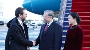 ロンドン・スタンステッド空港で行われたトー・ラム書記長夫妻の歓迎式典（写真：VNA）