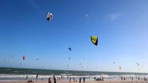 南中部ビントゥアン省にあるムイネー・ビーチは、外国人観光客から人気を集めている。（写真：VNA）