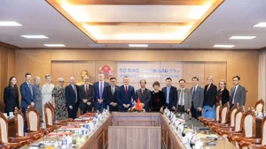 オーストラリアを代表する大学とベトナム教育訓練省国際協力局との間で、大学教員および管理職の能力強化を目的とした「プロジェクト89」に基づく調印式が行われた。（写真：在ベトナム・オーストラリア大使館）