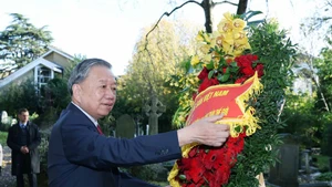 ベトナム共産党中央委員会書記長のトー・ラム氏が、プロレタリアートの指導者カール・マルクスに敬意を表し、献花を行った。（写真：VNA）