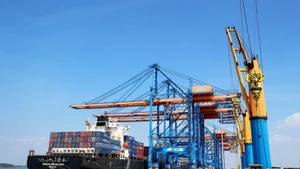 超大型重量物運搬船が、ホーチミン市のゲマリンク国際港（かつてのバリア＝ブンタウ省）に寄港した。（写真：VNA）