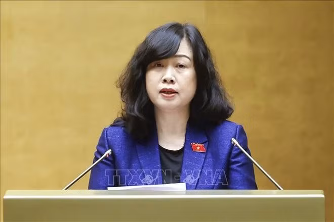 ダオ・ホン・ラン保健大臣が、2025年9月9日付党中央政治局決議第72号の効果的な実施に向けた仕組みと政策を定める国会決議案について政府提案を発表した。（写真：VNA）
