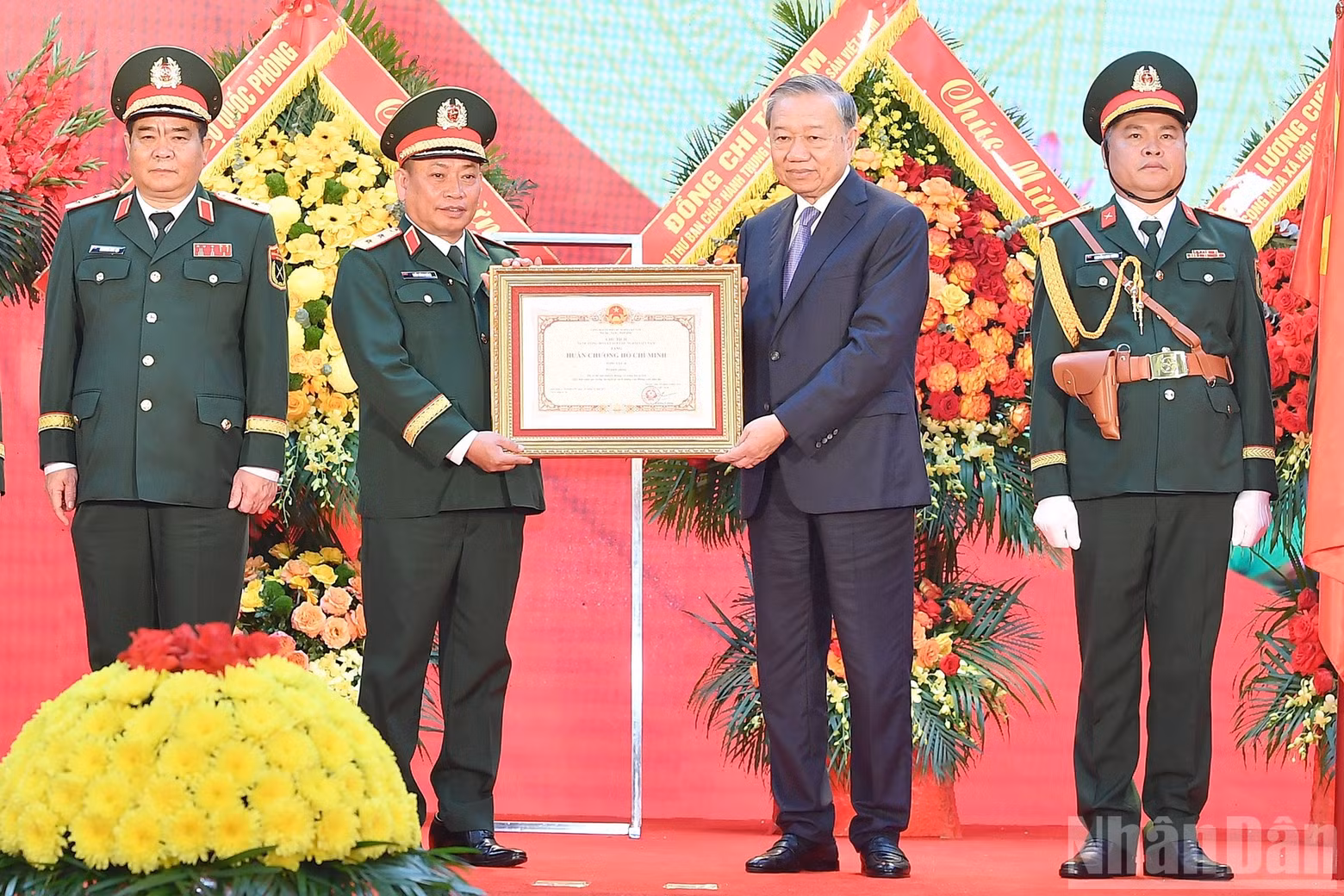 トー・ラム書記長（中央軍事委員会書記）が、国防省の第二総局にホー・チ・ミン勲章を授与しました。