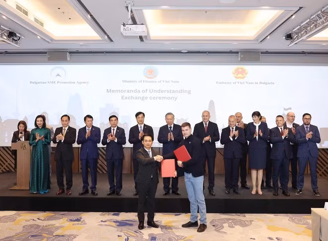 両国首脳がフォーラムで複数の協力協定の交換を見守る（写真：VNA）