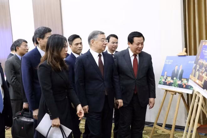ベトナム共産党と中国共産党による第20回理論セミナーで開催された写真展を見学する両国代表団（写真：VNA）