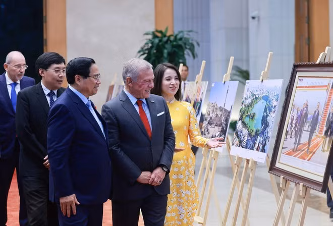 ベトナム通信社主催の両国協力に関する写真展を視察するファム・ミン・チン首相とヨルダンのアブドラ国王（写真：VNA）