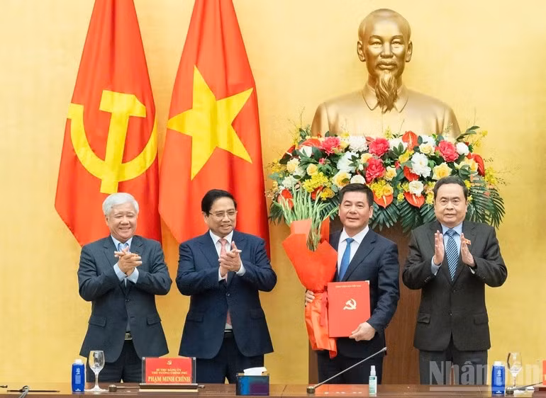 ファム・ミン・チン首相（左から2人目）とチャン・タイン・マン国会議長（右端）が、グエン・ホン・ディエン氏に任命決定書を手渡し、花束を贈呈した。（写真：VNA）
