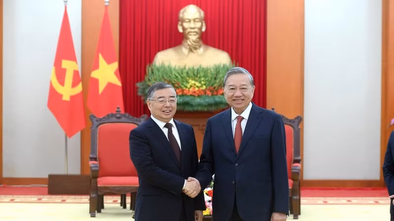 ベトナム共産党中央委員会のトー・ラム書記長（右）は、中国共産党中央政治局委員、党中央書記処書記、党中央宣伝部部長である李書磊氏を迎えた。（写真：NDO）