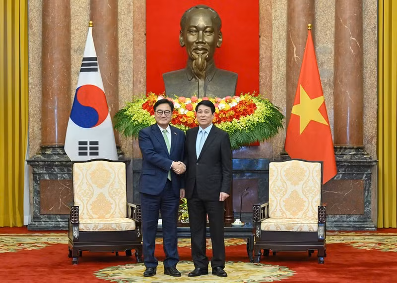 2025年11月21日、ハノイで会談したルオン・クオン国家主席（右）と韓国国会議長ウ・ウォンシク氏（写真：NDO）