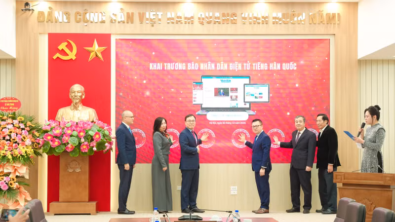 代表者らがボタンを押し、ニャンザン（Nhan Dan）新聞の韓国語ニュースサイトを正式に立ち上げた。（写真：TIEN DAT）