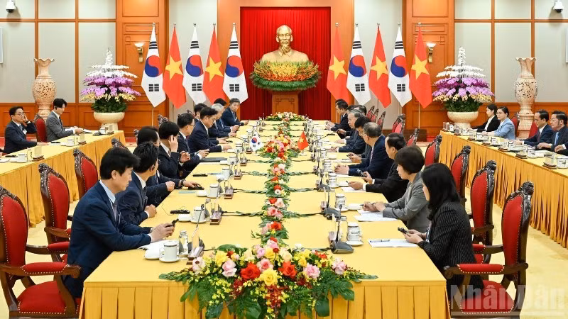 11月21日、ハノイにて開催されたトー・ラム書記長と韓国国会議長ウ・ウォンシク氏との会談の様子（写真：NDO）
