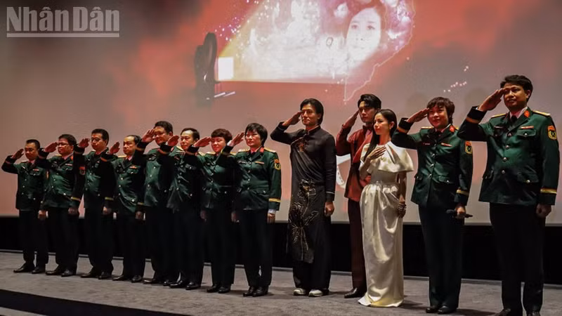「ベトナム映画—光の旅路」映画週間の閉会式に出席した「Mua Do（赤い雨）」の出演者ら