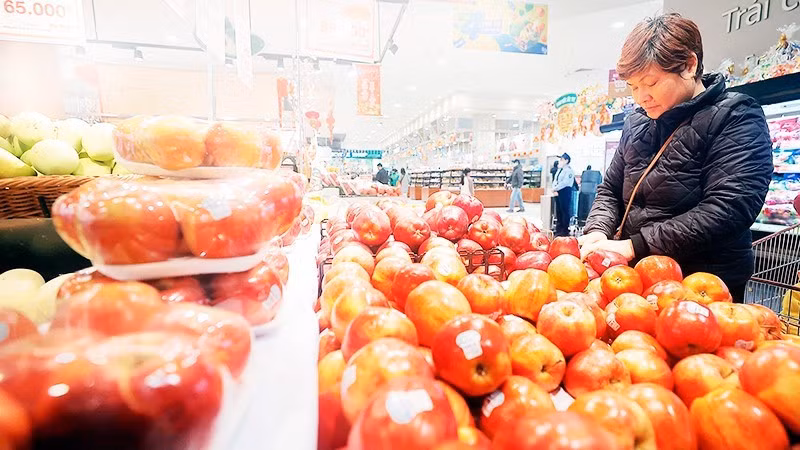 ハノイのイオン・ロンビエン店で果物を選ぶ買い物客（写真：TRAN VIET/NDO）