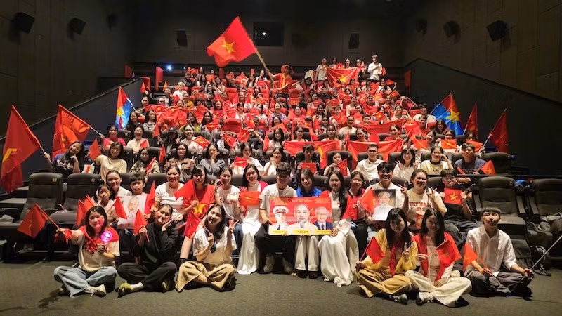 「心の中の祖国：The concert film」に若者たちの関心が高まっている。