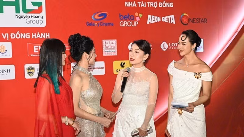俳優やアーティストがレッドカーペット上に登場した。（写真：QUOC THANH）