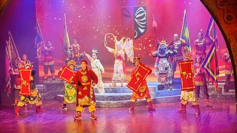 フェスティバル開会式での舞台パフォーマンス（写真：NDO）
