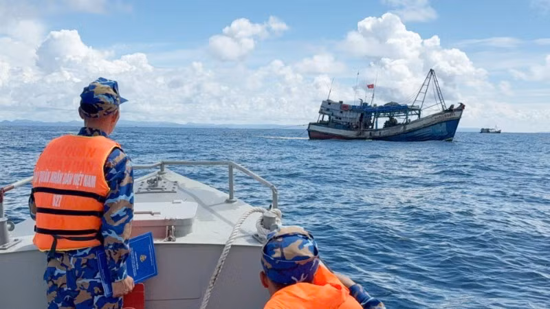 南西海域で操業する漁業者に情報の提供と周知活動を行う海軍第5管区の将兵たち