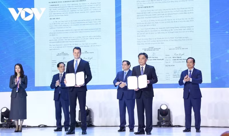 ファム・ミン・チン首相とブイ・タイン・ソン副首相は、ホーチミン市と世界経済フォーラムによるスマート製造の推進に向けた協力に関する共同声明の署名式に立ち会った。（写真：VOV）