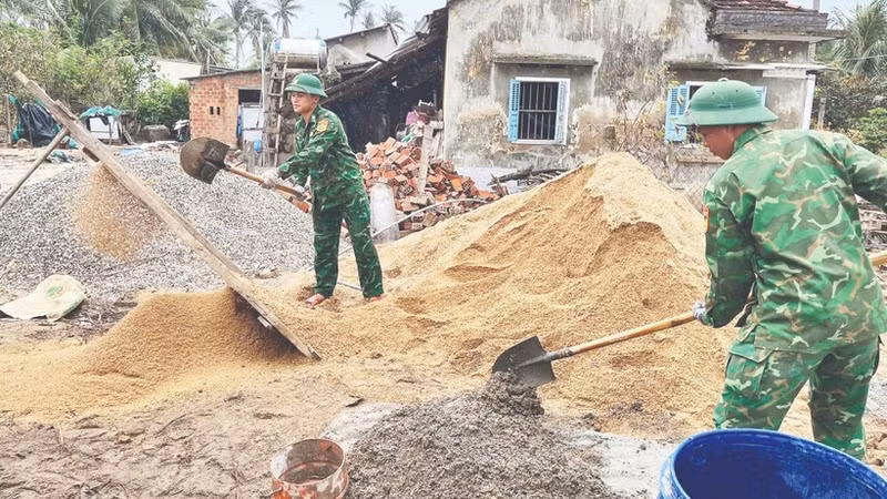 スアンホア国境警備隊の将兵たちは、キエウさん一家の生活安定を支援するため、さまざまな施設の建設に取り組んでいる。