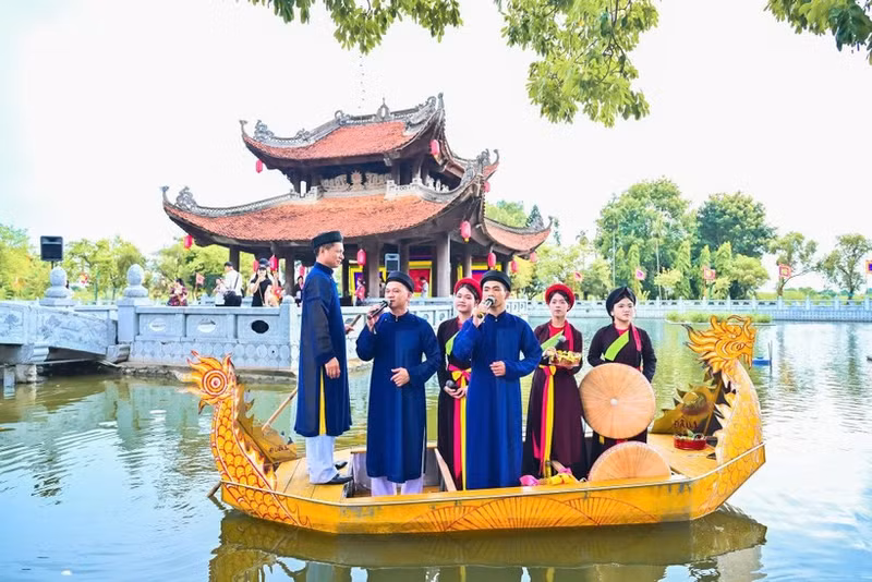 バクニン省のドー寺院水上舞台でクアンホー民謡を披露するドー寺院クアンホー民謡クラブ（写真：バオ・ロン）