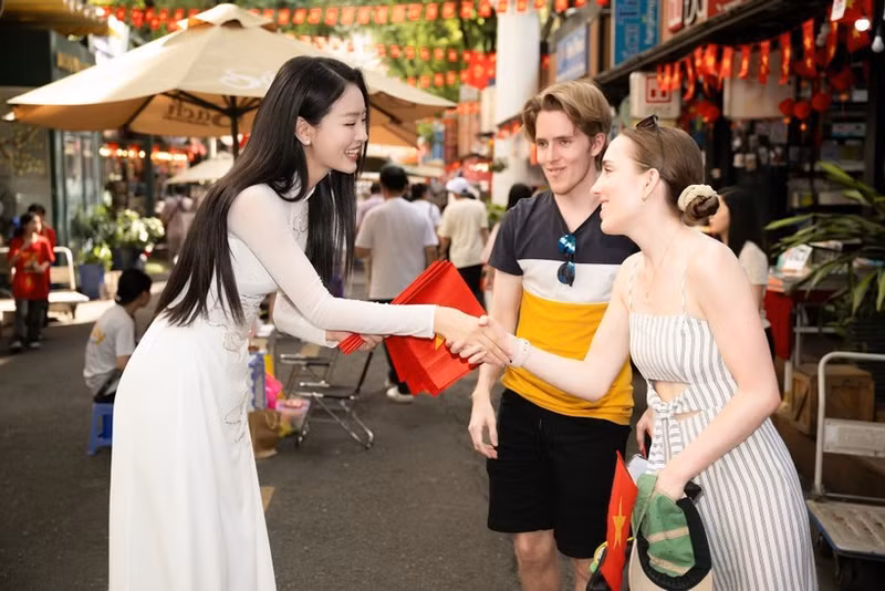 ベトナム人から心のこもった贈り物を受け取り喜ぶ外国人観光客（写真：VietnamPlus）