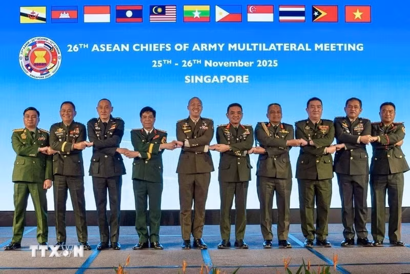 ベトナム人民軍のグエン・ヴァン・ギア上級中将（左から4人目、参謀副総長）と関係者が、シンガポールで開催された第26回ASEAN陸軍司令官多国間会議に出席した。（写真：VNA提供）